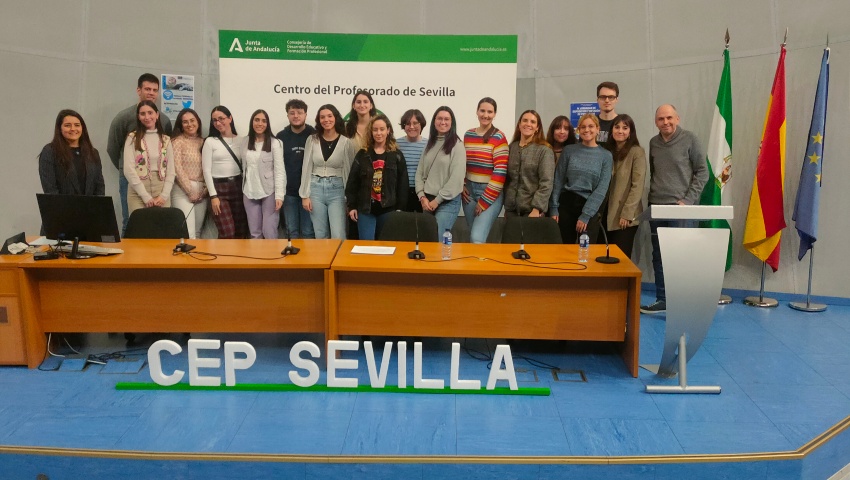 Visita del alumnado del MAES al Aula del Futuro en el Centro de Profesorado de Sevilla