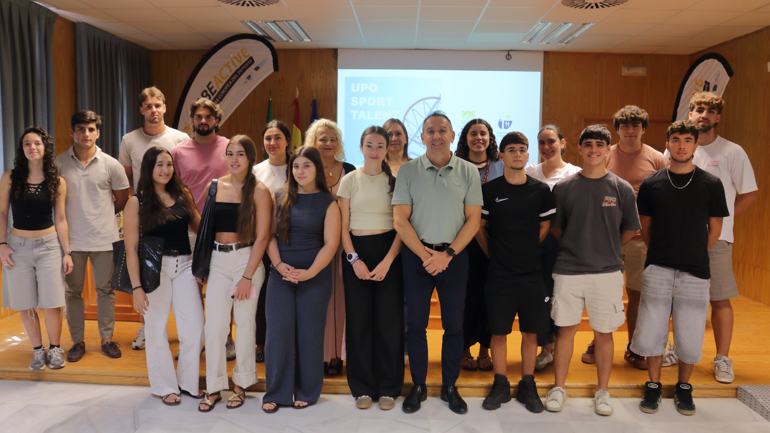 El vicerrector de Campus Saludable y Deporte junto a los estudiantes DAN-DAR