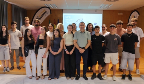 El vicerrector de Campus Saludable y Deporte junto a los estudiantes DAN-DAR
