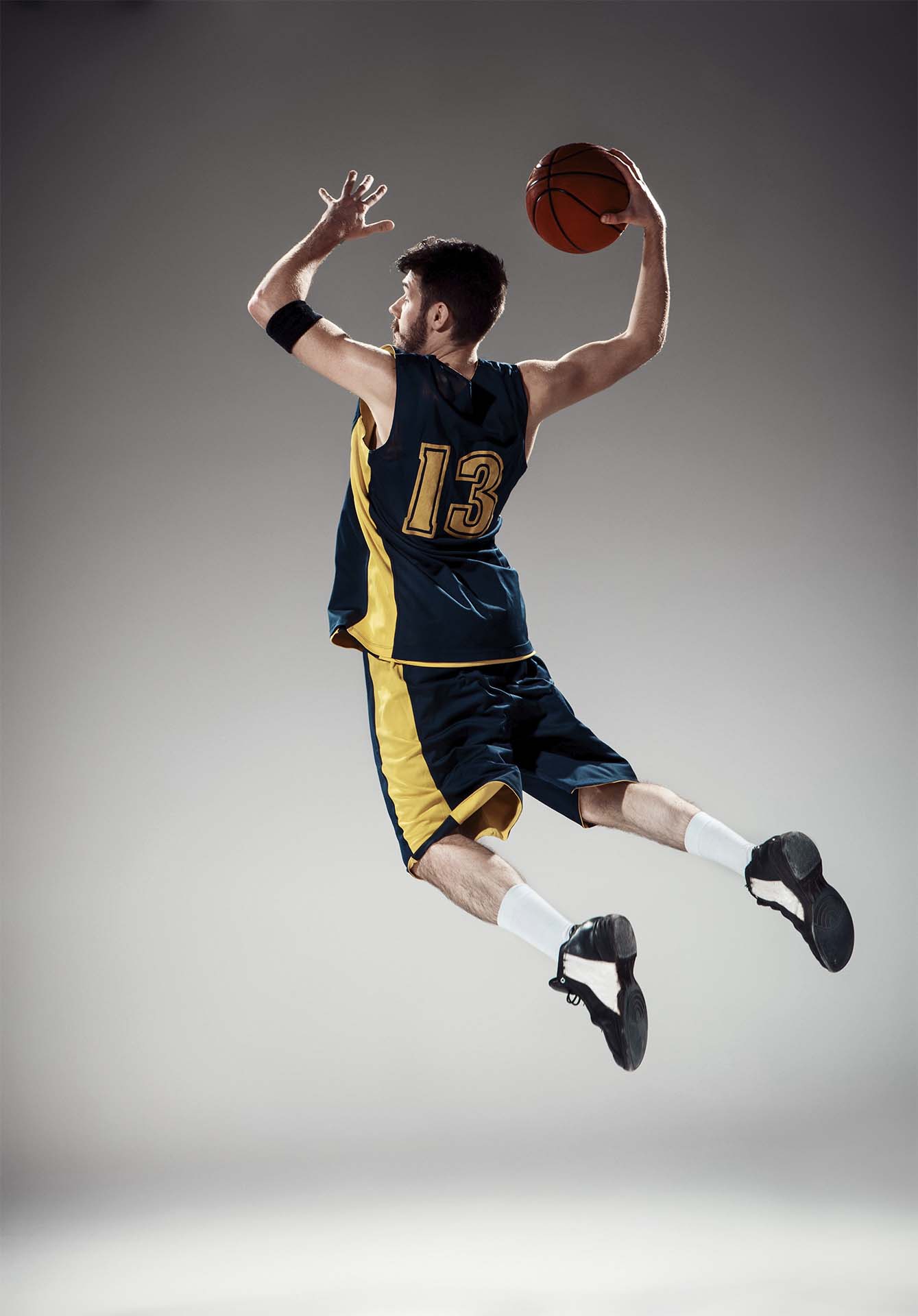 retrato-cuerpo-entero-jugador-baloncesto-pelota