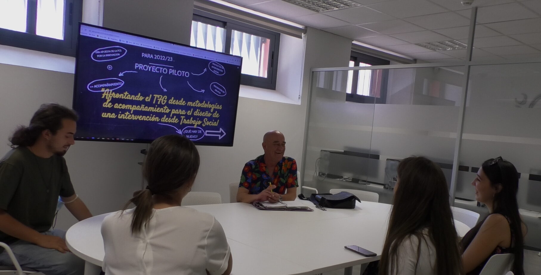 Hoy el FCSLab hemos asistido  al Primer Grupo de Discusión para el Proyecto Piloto “Afrontando el TFG desde metodologías de acompañamiento para el diseño de una intervención desde el Trabajo Social”