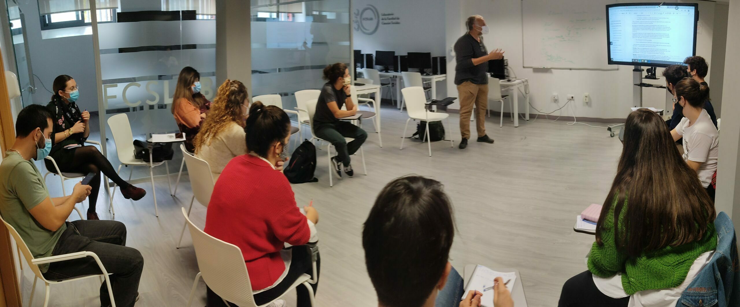 VII Jornadas de Innovación Docente 2022: Entrenando la mirada analítica para la intervención social: la investigación en la docencia de las Ciencias Sociales.