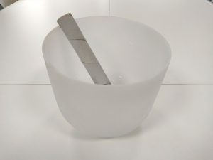 Cuenco de cristal de cuarzo blanco con martillo y anillo FCSLab