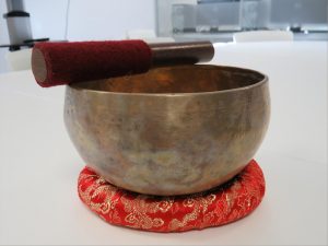 Cuenco tibetano artesanal de aleación de bronce con cojín de seda roja y mazo FCSLab