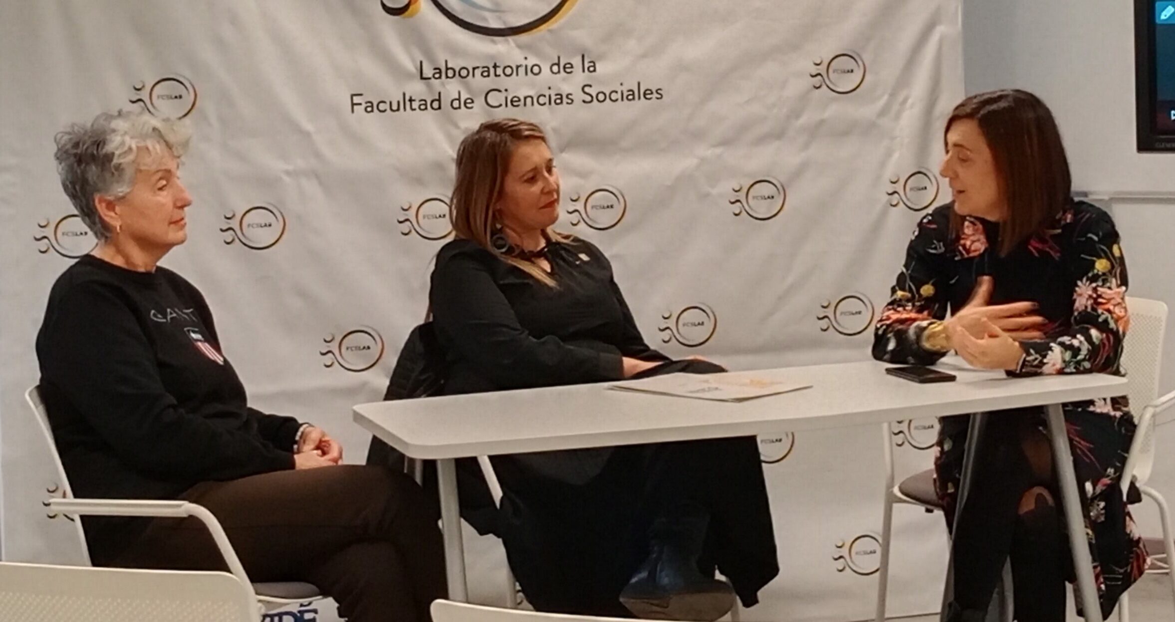 La Facultad de Ciencias Sociales comienza la campaña “Más allá de la bata blanca. Celebrando el protagonismo de las mujeres en las ciencias sociales”.