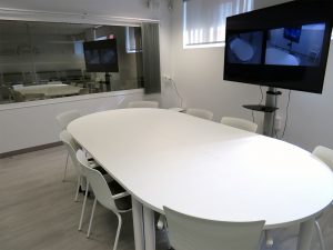 Mesa de reuniones convertible con recubrimiento bilaminado color blanco 2 FCSLab