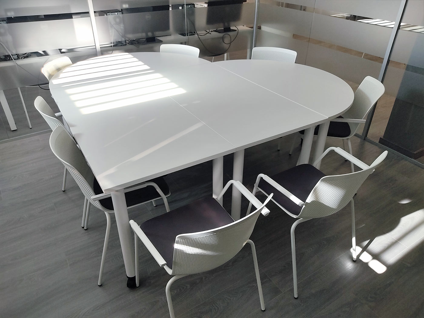 Mesa de reuniones convertible con recubrimiento bilaminado color blanco FCSLab