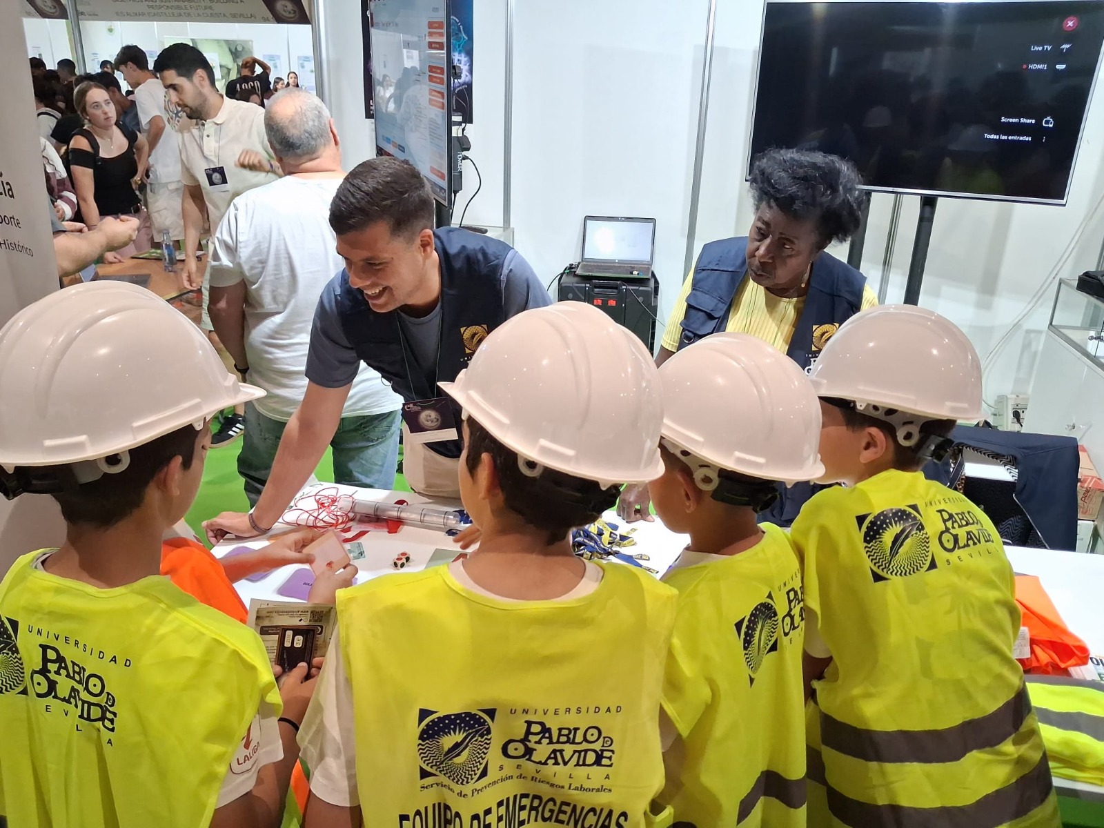 Niños participando en el juego durante la Feria de la Ciencia en 2026