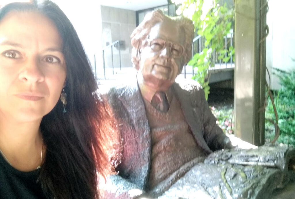 Carmen Alvarez junto a escultura de Herman Northrop Frye