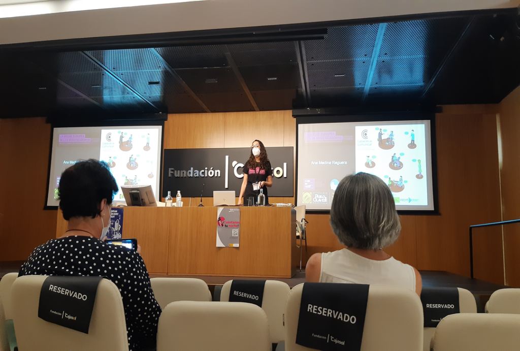 Ana Medina impartiendo la charla