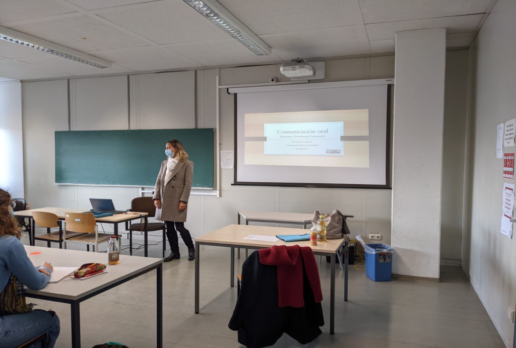 La profesora dando clases