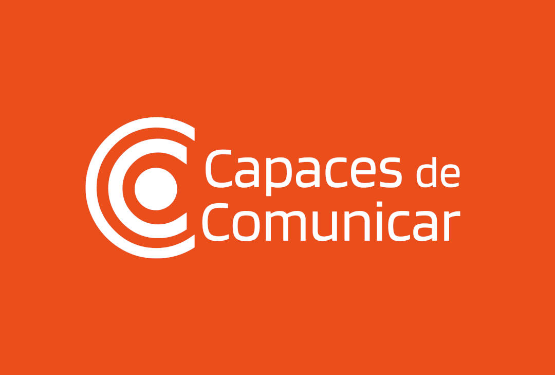 Proyecto Capaces de Comunicar con fondo naranja y logo en blanco