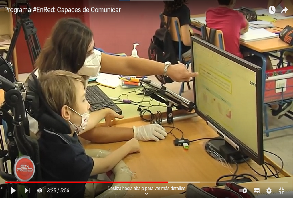 Imagen del reportaje del programa EnRed donde se puede ver a un niño manejando el ordenador con un lector ocular
