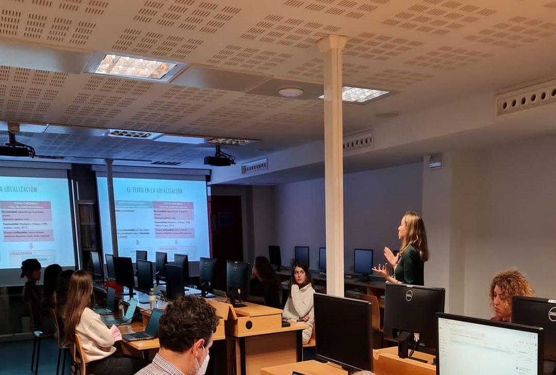 Cristina Ramírez imparte un taller de localización web en la Universitat Jaume I