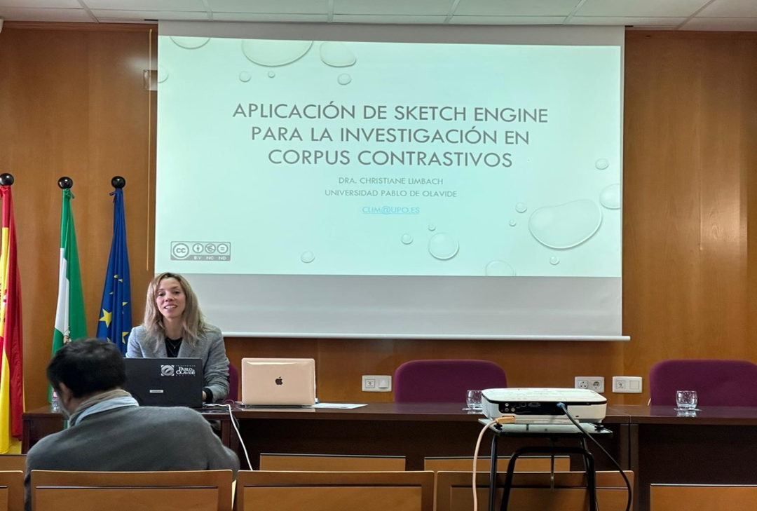 La profesora Limbach impartiendo la conferencia en la UPO