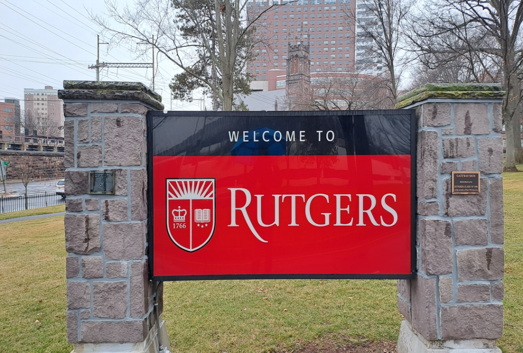 Foto con el logo de Rutgers