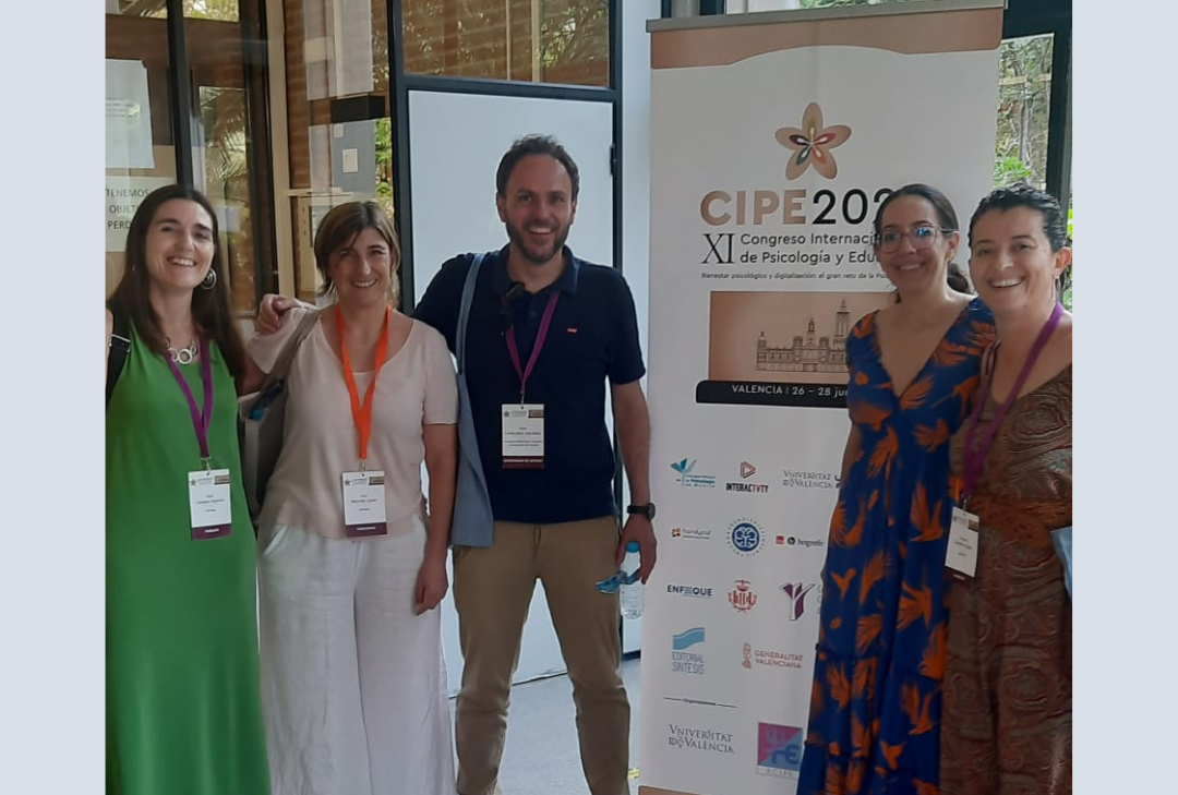 Ana Medina , Ruth Candela, Begoña Lloréns junto a otros dos ponentes en el CIPE 2023