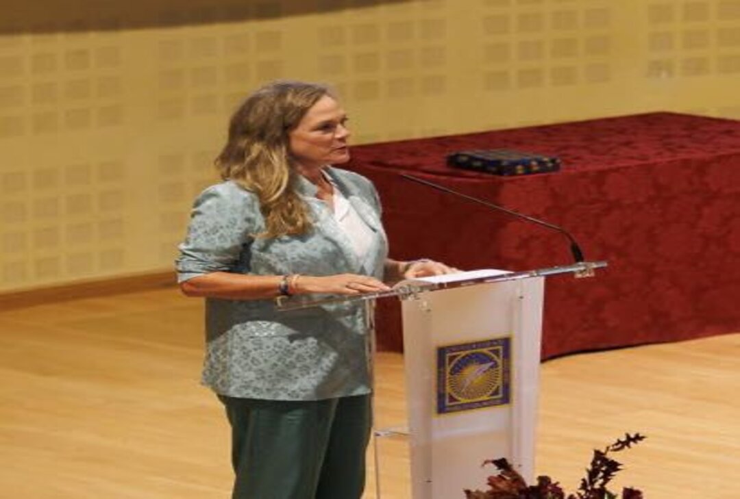 Alice Stender representa a la primera promoción de TEI en el 25.º aniversario de la Facultad de Humanidades