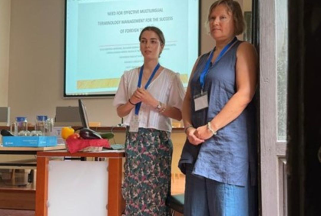 Carmen Moreno y Olga Koreveva durante la ponencia del proyecto FEDER COMVENCE