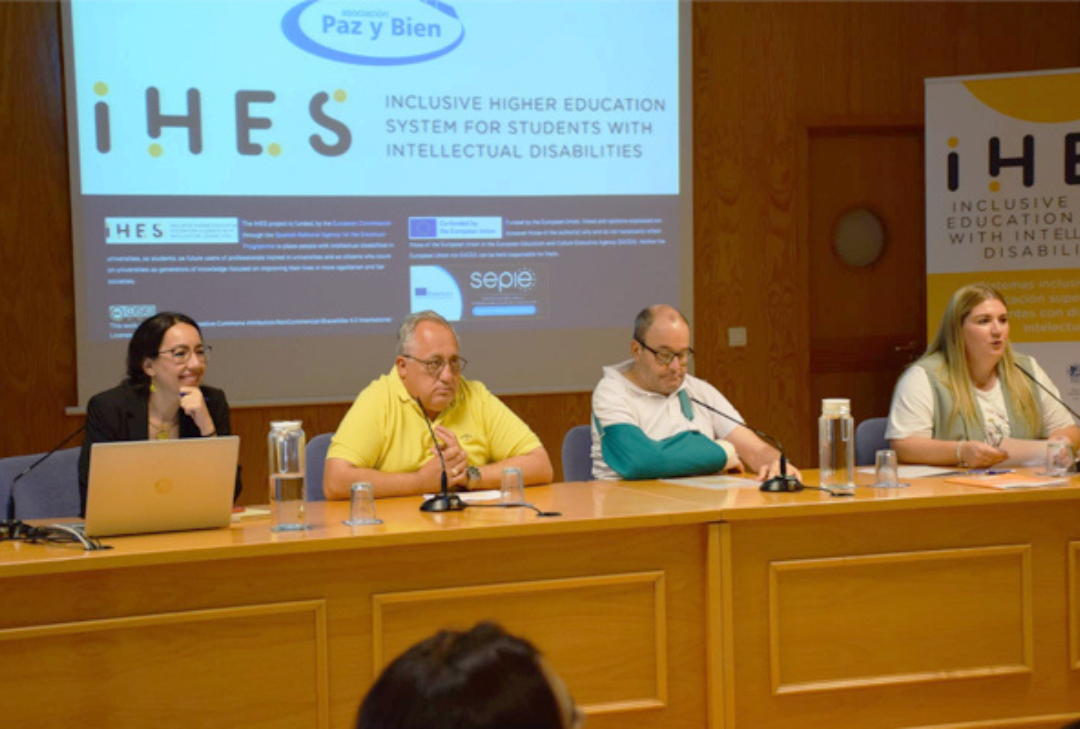 Foto de la mesa redonda con Ana Medina Reguera y Asociación Paz y Bien