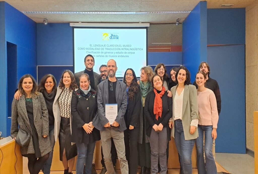 El doctorando posando tras la defensa junto a sus colegas del Departamento de Filología y Traducción