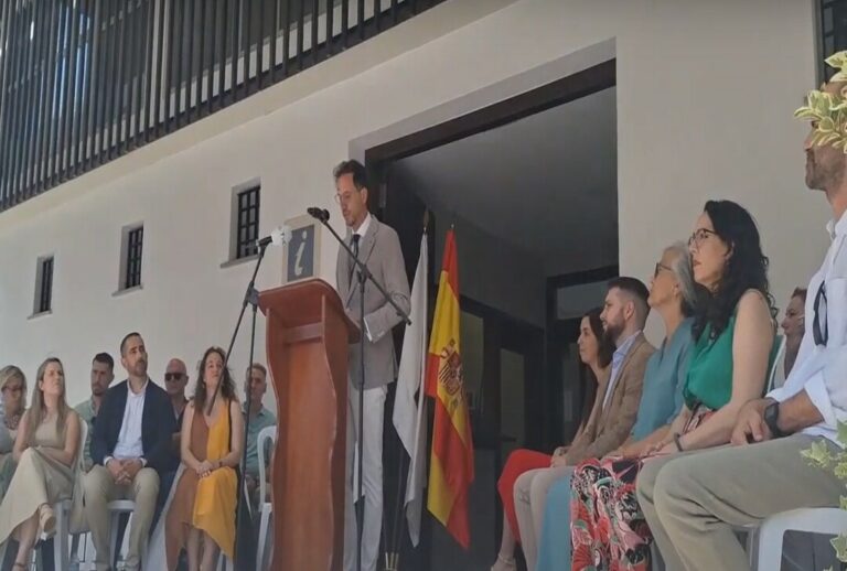Asistentes a la inauguración sentados alrededor del director del museo mientras este da su discurso