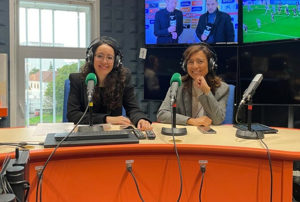 Imagen de la profesora Ana Medina Reguera (a la izquierda) y la profesora Rosa María Díaz Jiménez (a la derecha) en el estudio de grabación de Canal Sur Radio