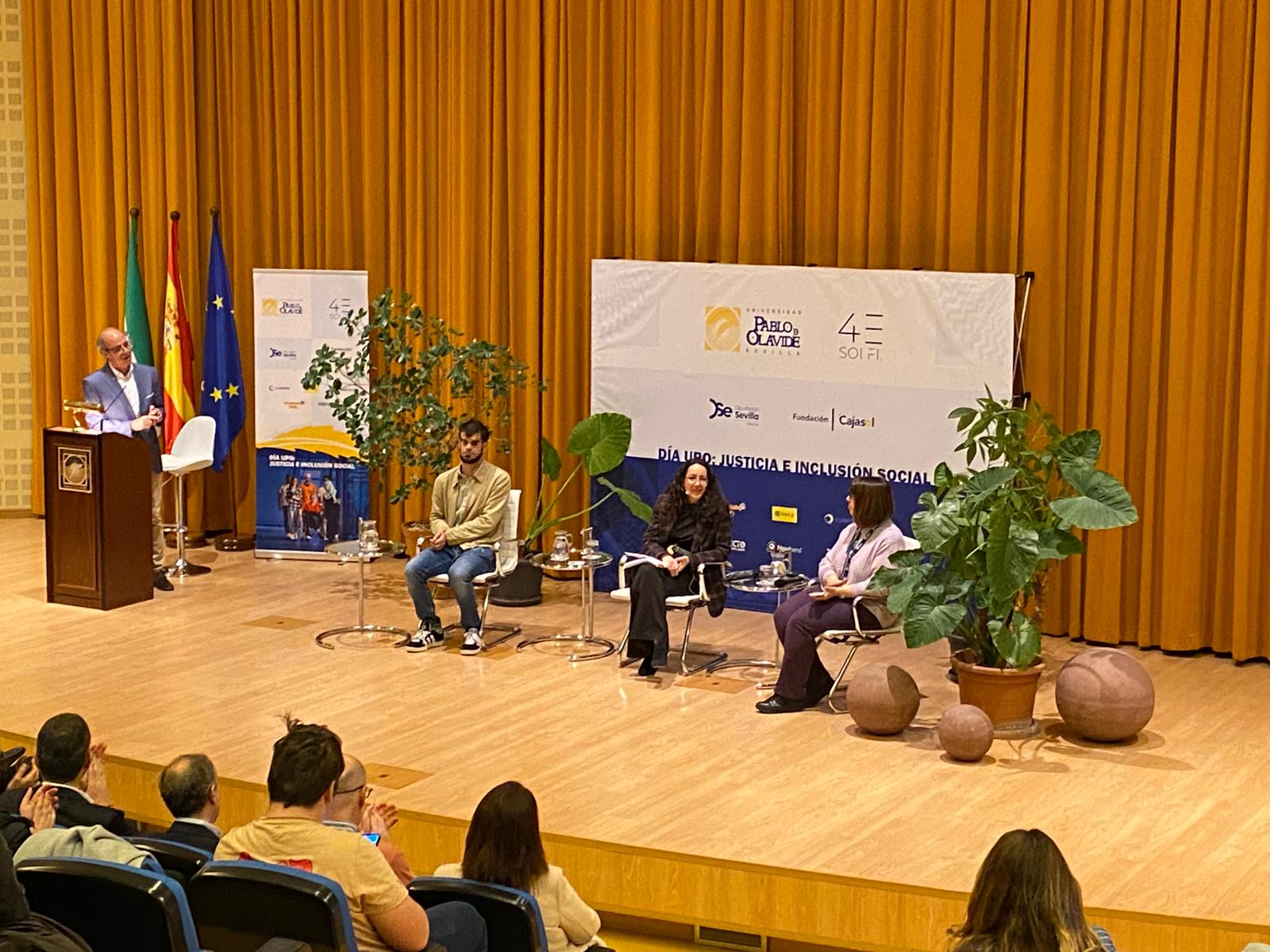 Fotografía de la mesa redonda en la que participó la profesora Ana Medina en el Día UPO Justicia e Inclusión Social, junto con María del Rocío Fernández Cordero, Directora de la Biblioteca/CRAI UPO, y Samuel Corchete Martínez, Contratado Predoctoral FPU en la UPO.