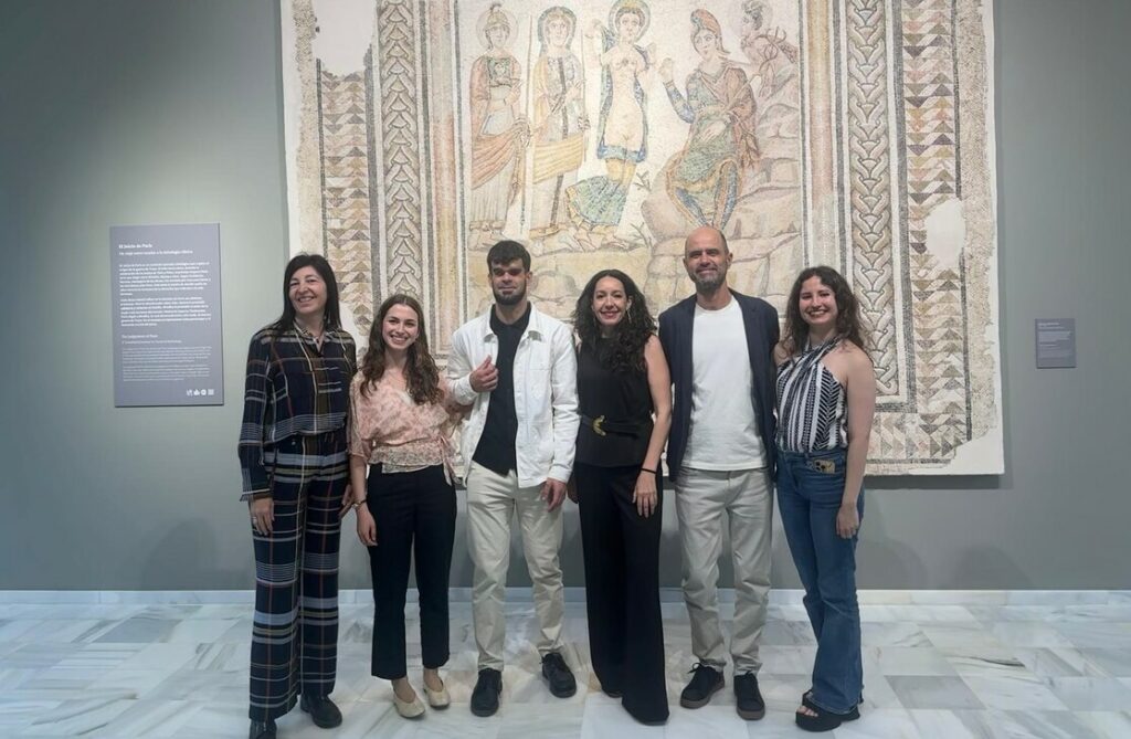Imagen de miembros de COMINTRAD frente al Mosaico del Juicio de Paris. De izquierda a derecha: Olga Cruz, Carmen Moreno, Samuel Corchete, Ana Medina, Sergio España y Desirée Avilés.