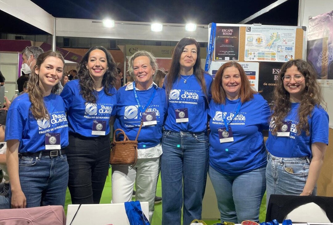 De izquierda a derecha, Carmen Moreno, Ana Medina, Alice Stender, Olga Cruz, Patricia Balaguer y Desirée Avilés en el stand en la Feria de la Ciencia