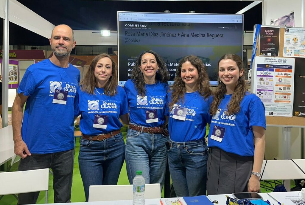 De izquierda a derecha, Sergio España, Cristina Ramírez, Ana Medina, Desirée Avilés y Carmen Moreno en el stand en la Feria de la Ciencia
