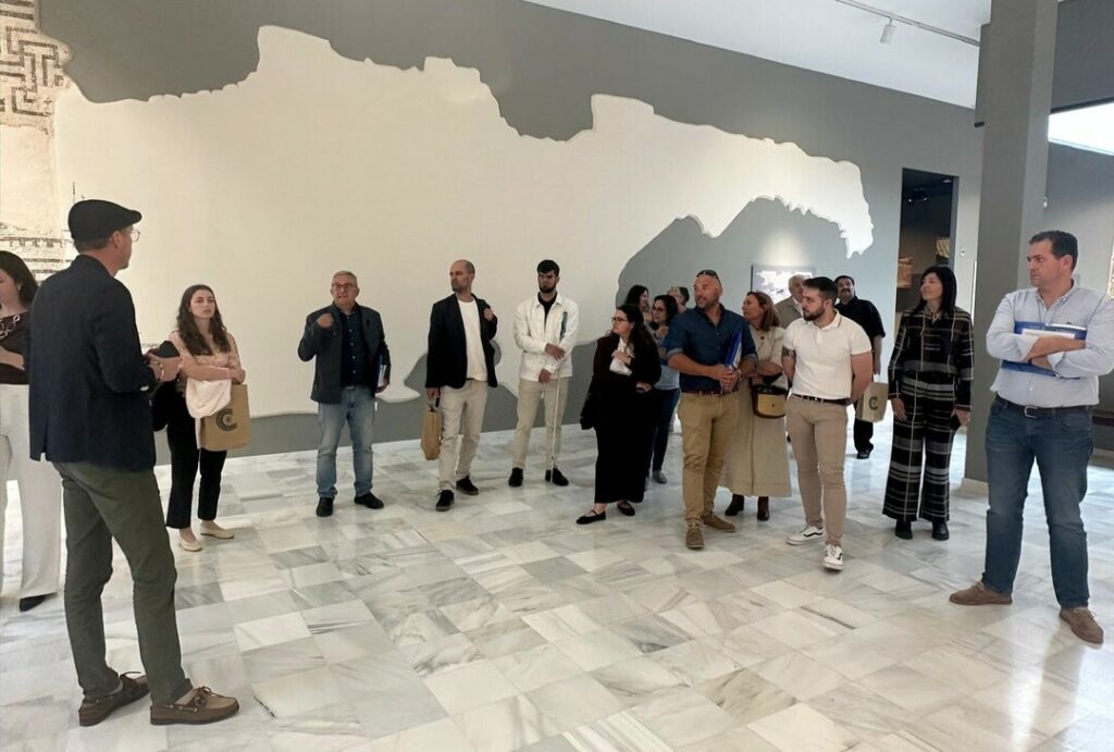 Fotografía de la visita técnica a la Colección Museográfica de Casariche como parte de la jornada.