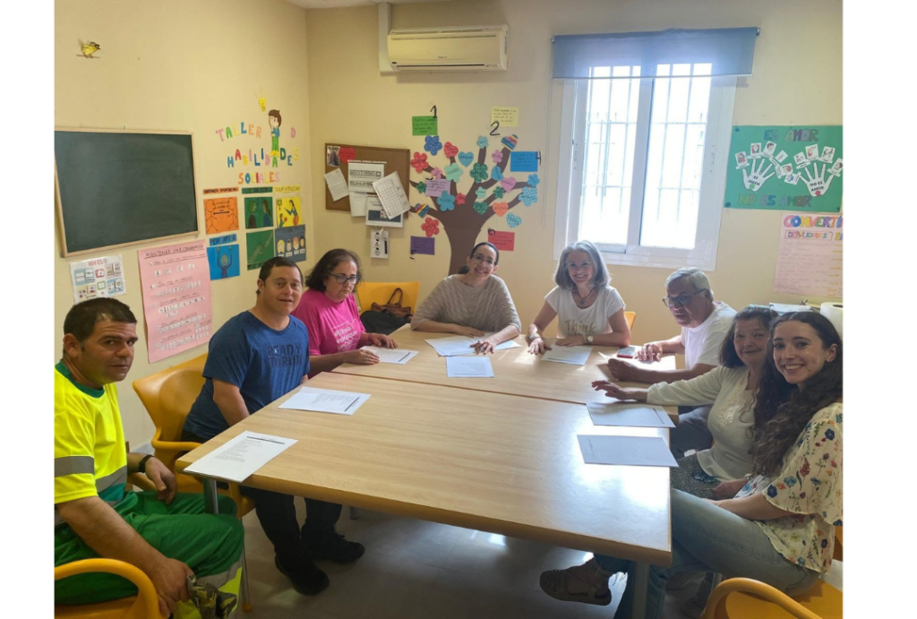 Ana Medina y usuarios de la asociación Asociación Crisol Aydis durante el proceso de validación de la guía en Casariche