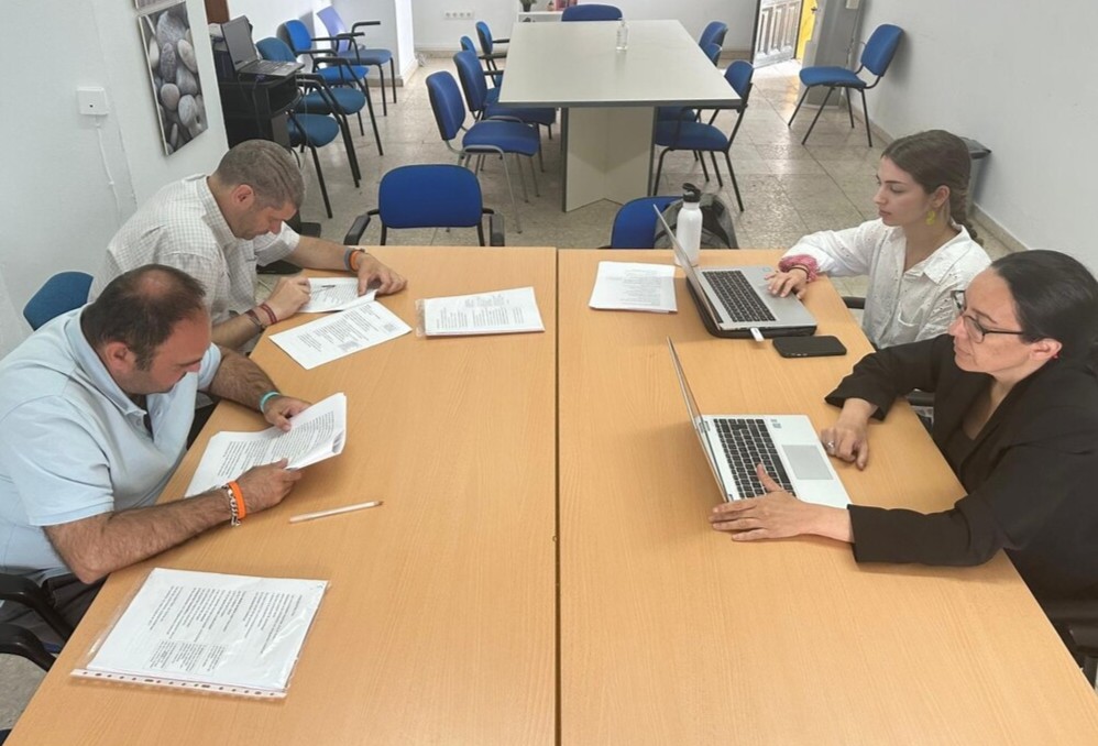 Ana Medina y Carmen Moreno trabajando con los validadores Santiago Barba y Daniel Asencio, de la Asociación Paz y Bien