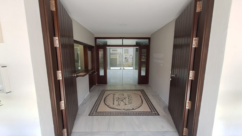 Entrada por la puerta principal del museo