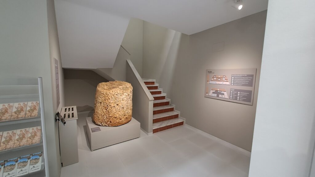 Zona izquierda del hall: plano, escalera y parada de Cerro Bellido.