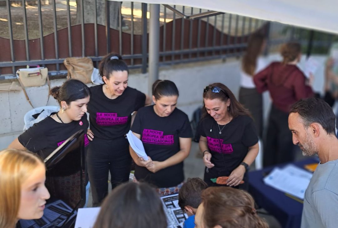 4 de las investigadoras del proyecto, con las camisetas de la Noche Europea, durante el taller con público