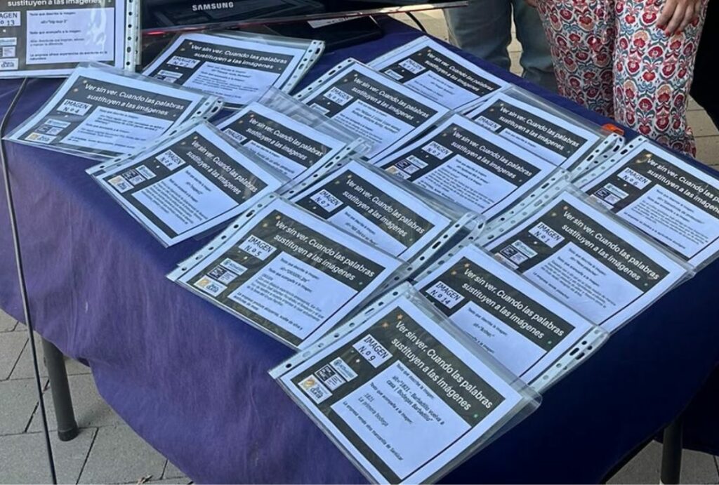 Mesa del taller con las 16 fichas preparadas para el evento.
