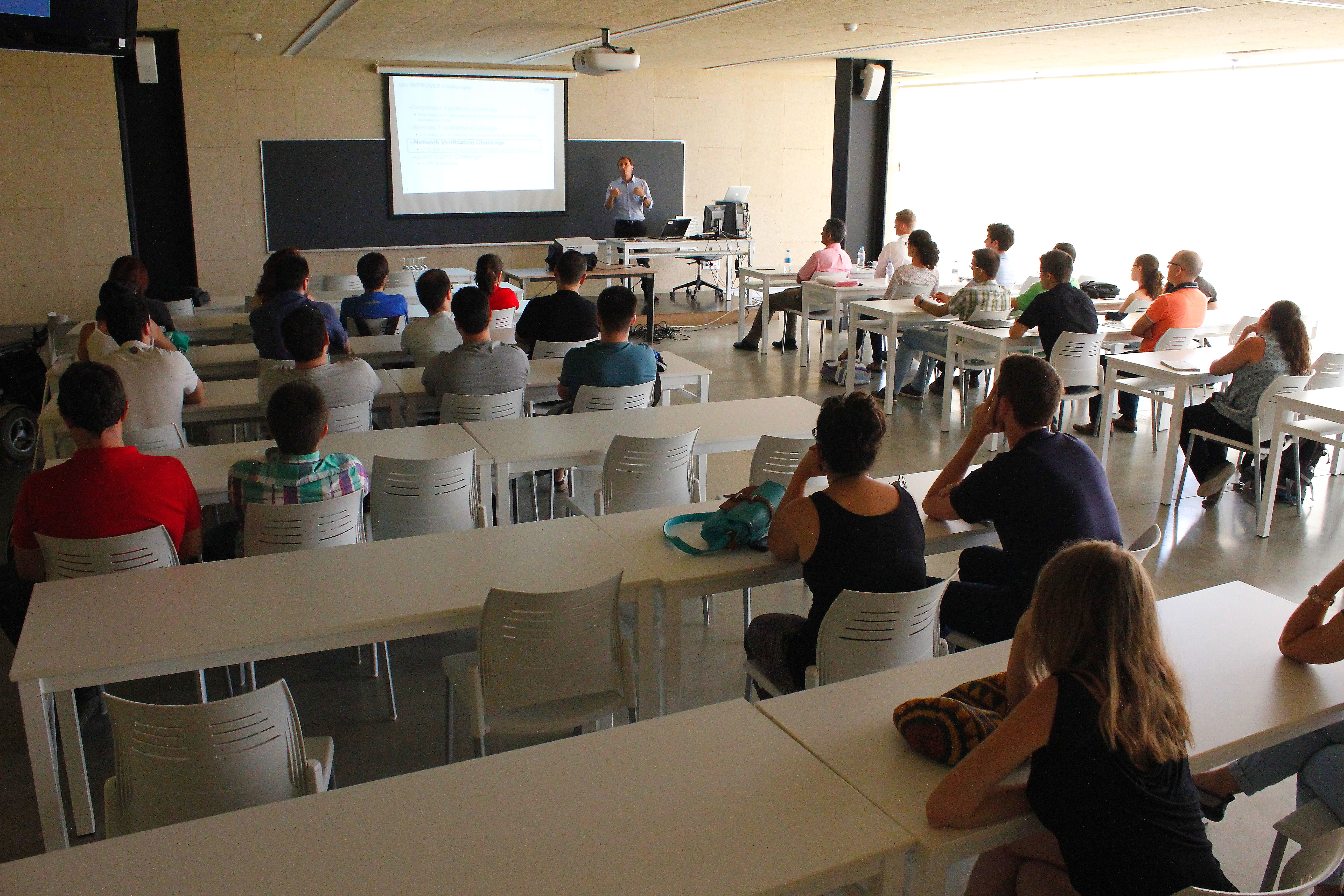 Presentación del proyecto Network Verification Challenge de la tabacalera Philip Morris en la UPO