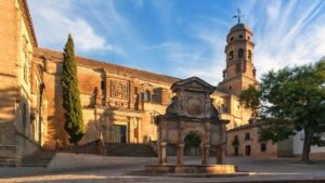 Imagen de la plaza de Santa María y su entorno (Baeza)