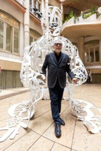 Jaume Plensa con su obra «White Nomad»
