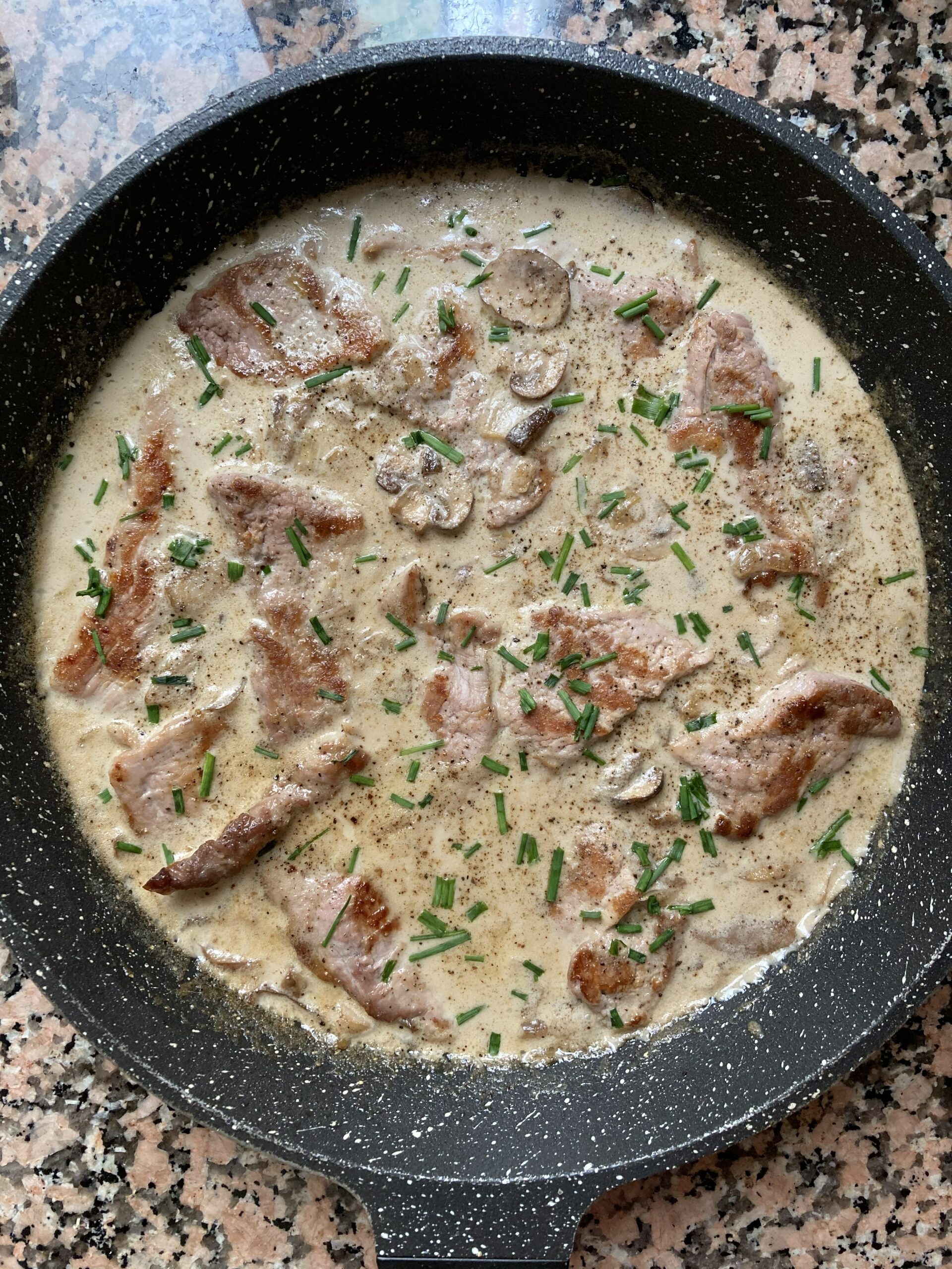 ESCALOPINES DE SOLOMILLO IBÉRICO A LA PIMIENTA CON SALSA DE SETAS