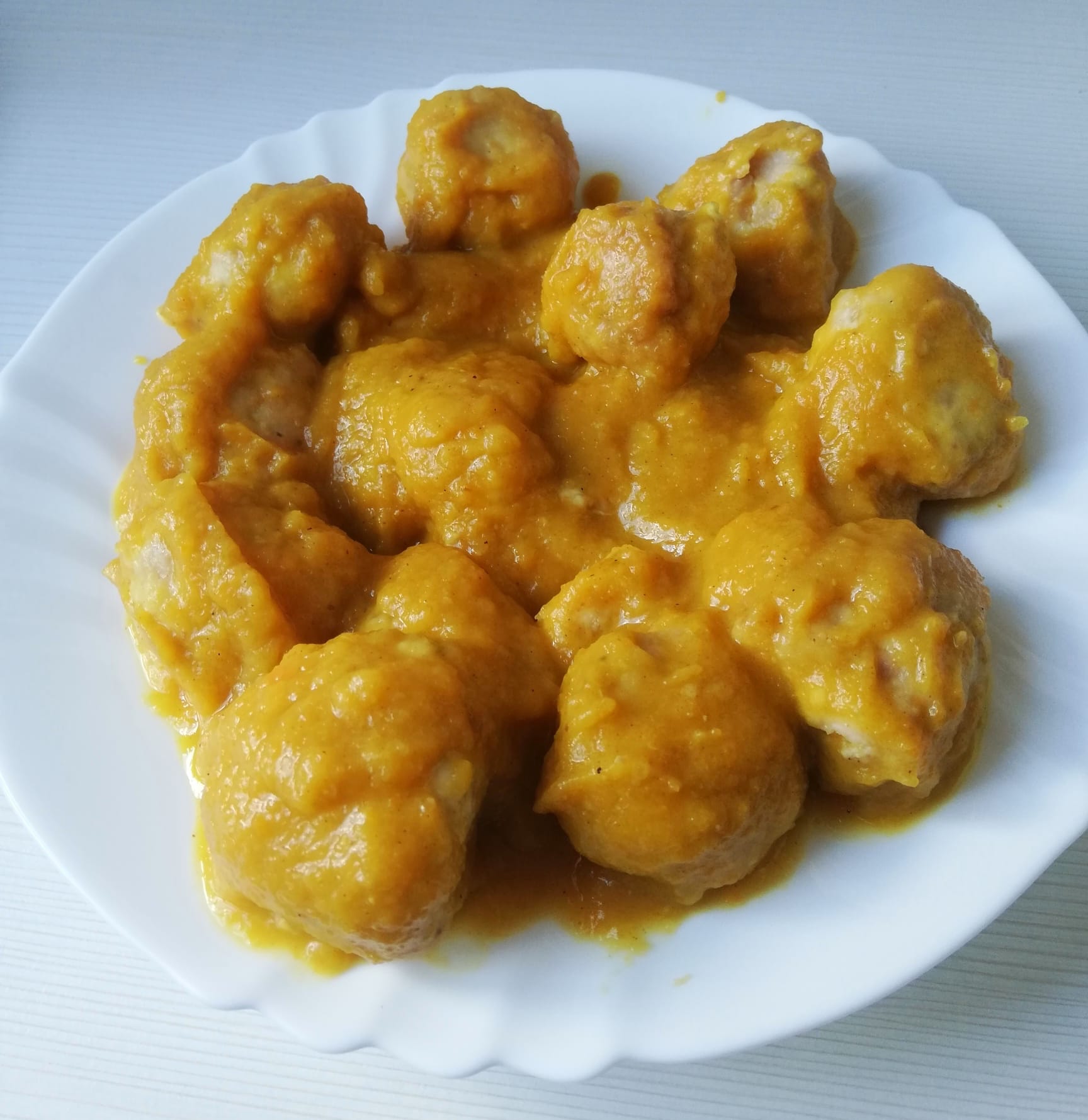 ALBÓNDIGAS DE POLLO CON SALSA DE ZANAHORIA, MANZANA Y TOQUE DE CURRY