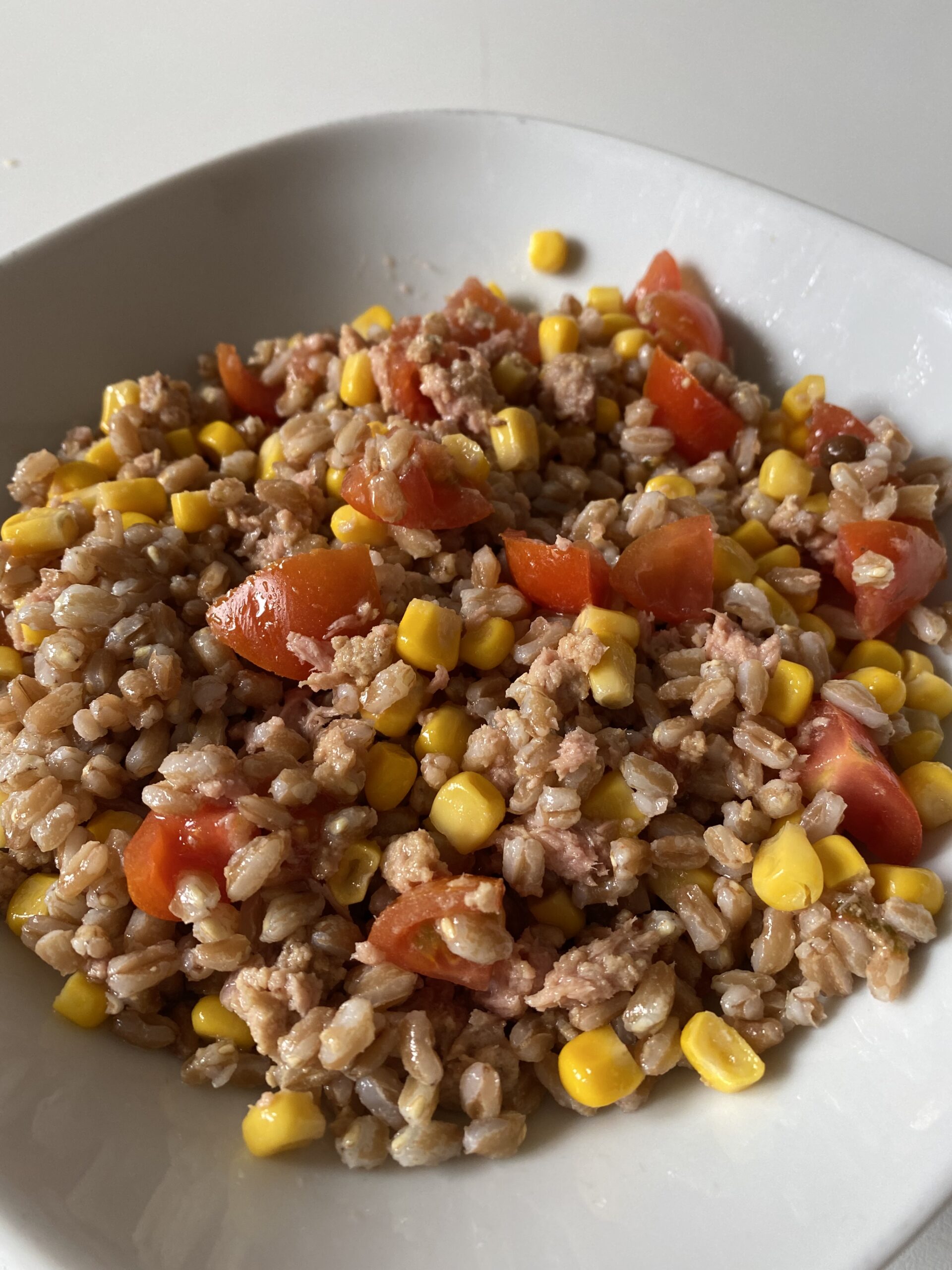 ENSALADA DE FARRO CON ATÚN, TOMATES CHERRY Y MAÍZ