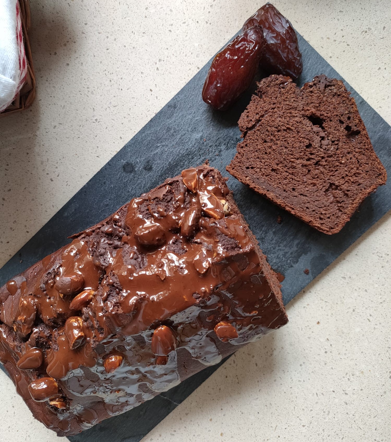 Bizcocho de cacao con plátano y dátiles.