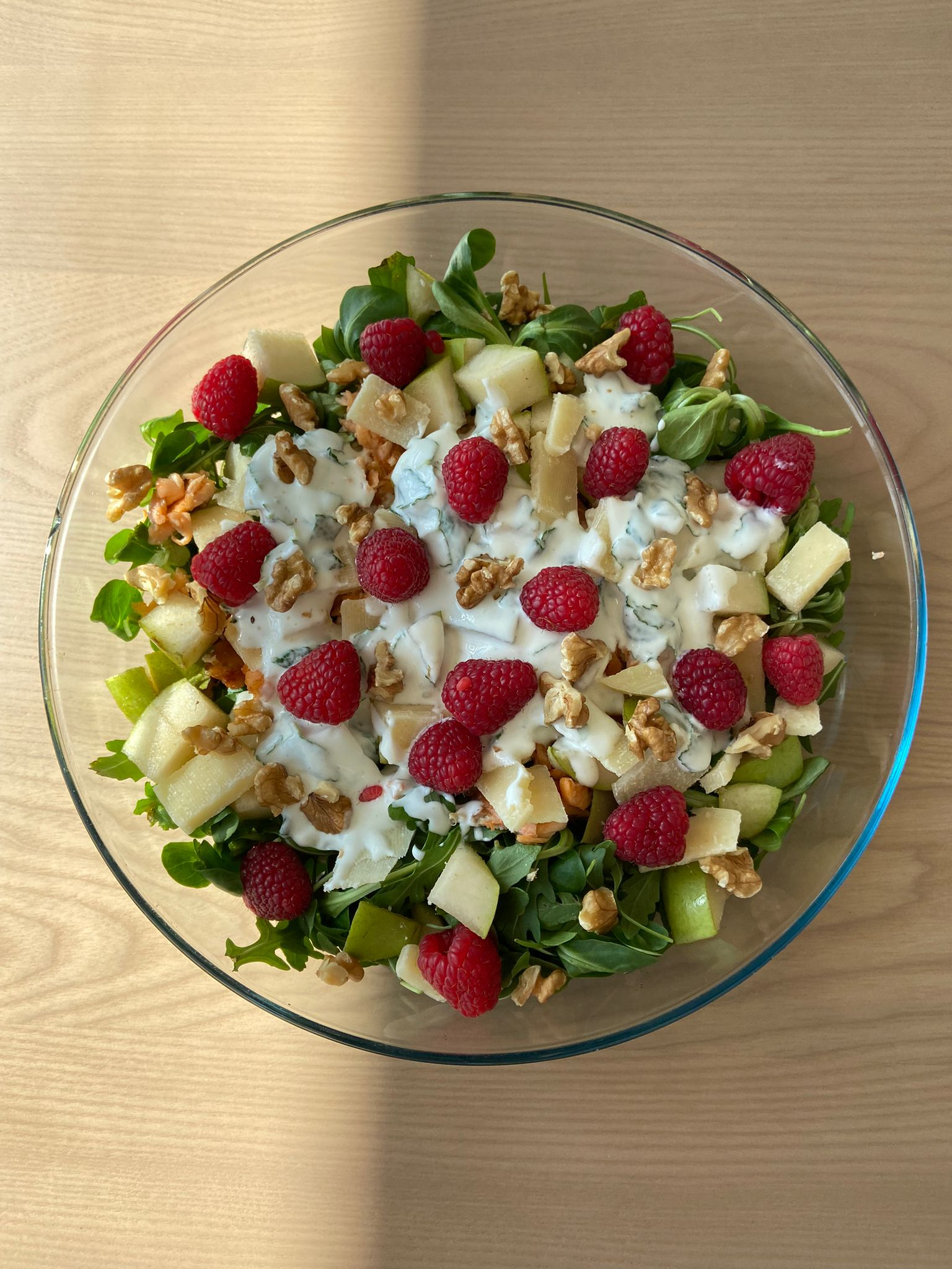 Ensalada de salmón a la plancha y nueces