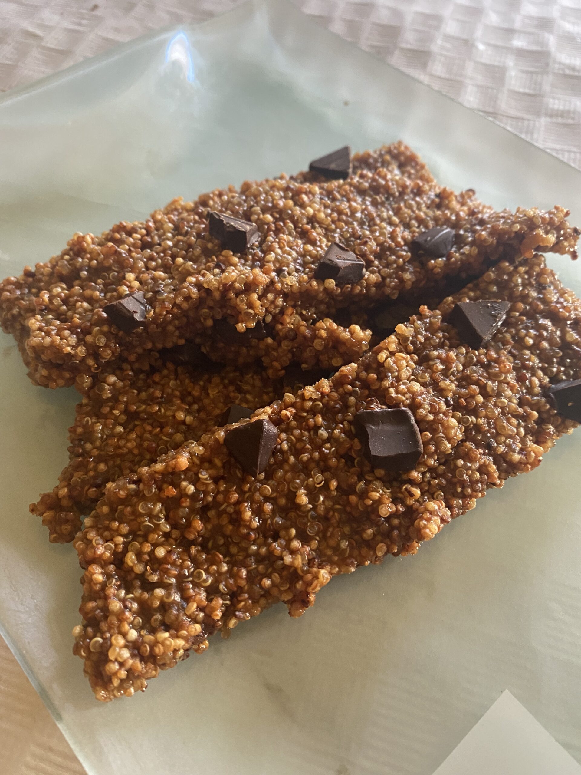 BARRITAS DE QUINOA POP CON CREMA DE CACAHUETE Y TROCITOS DE CHOCOLATE NEGRO