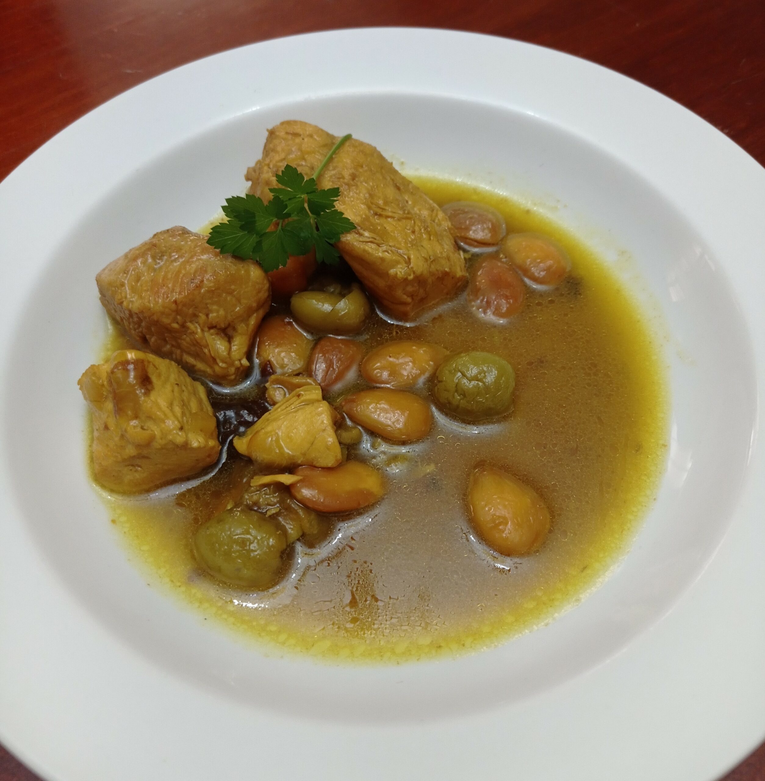 Pollo con almendras, pasas y aceitunas