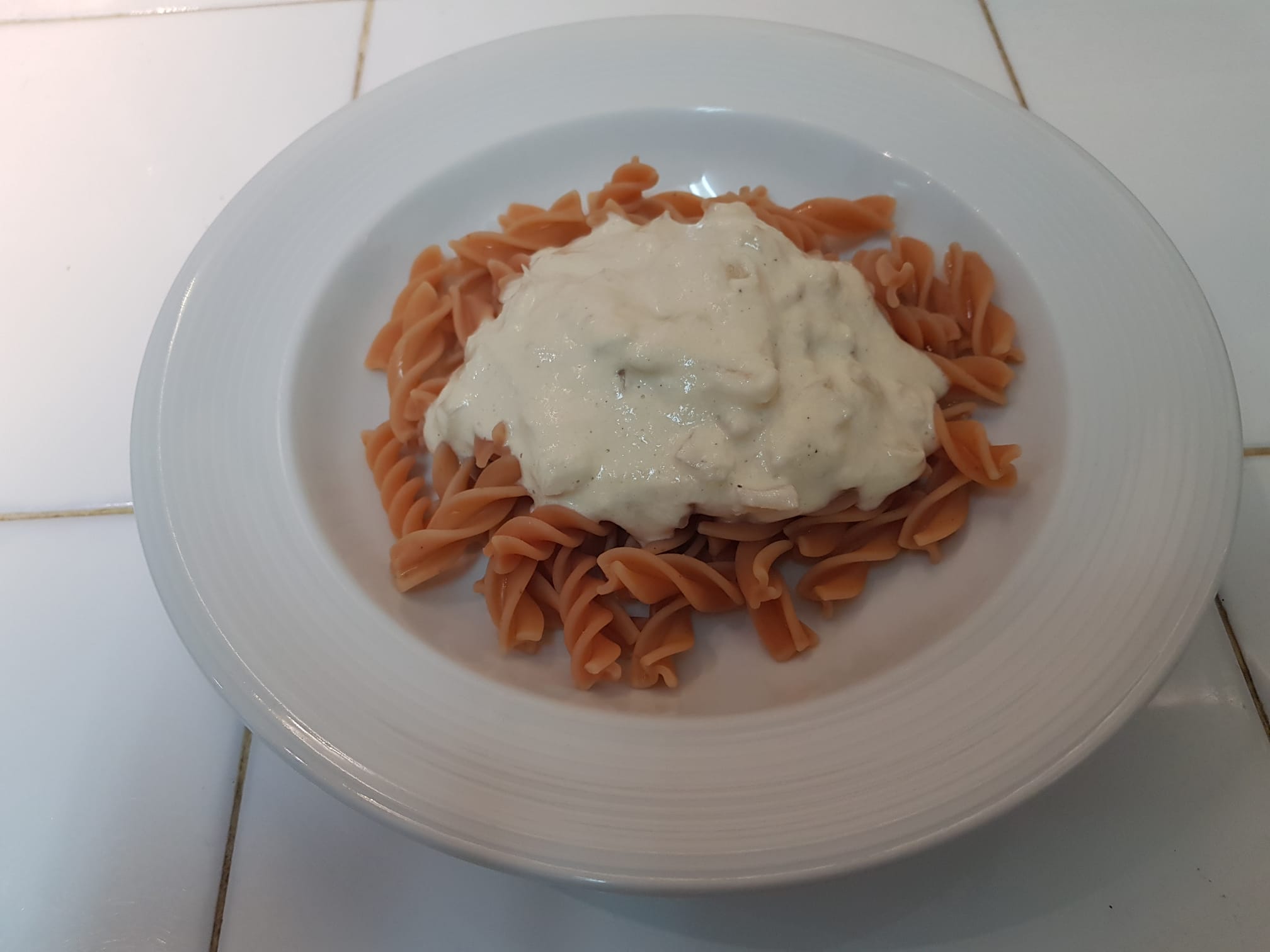 Macarrones con salsa de tofu y nueces