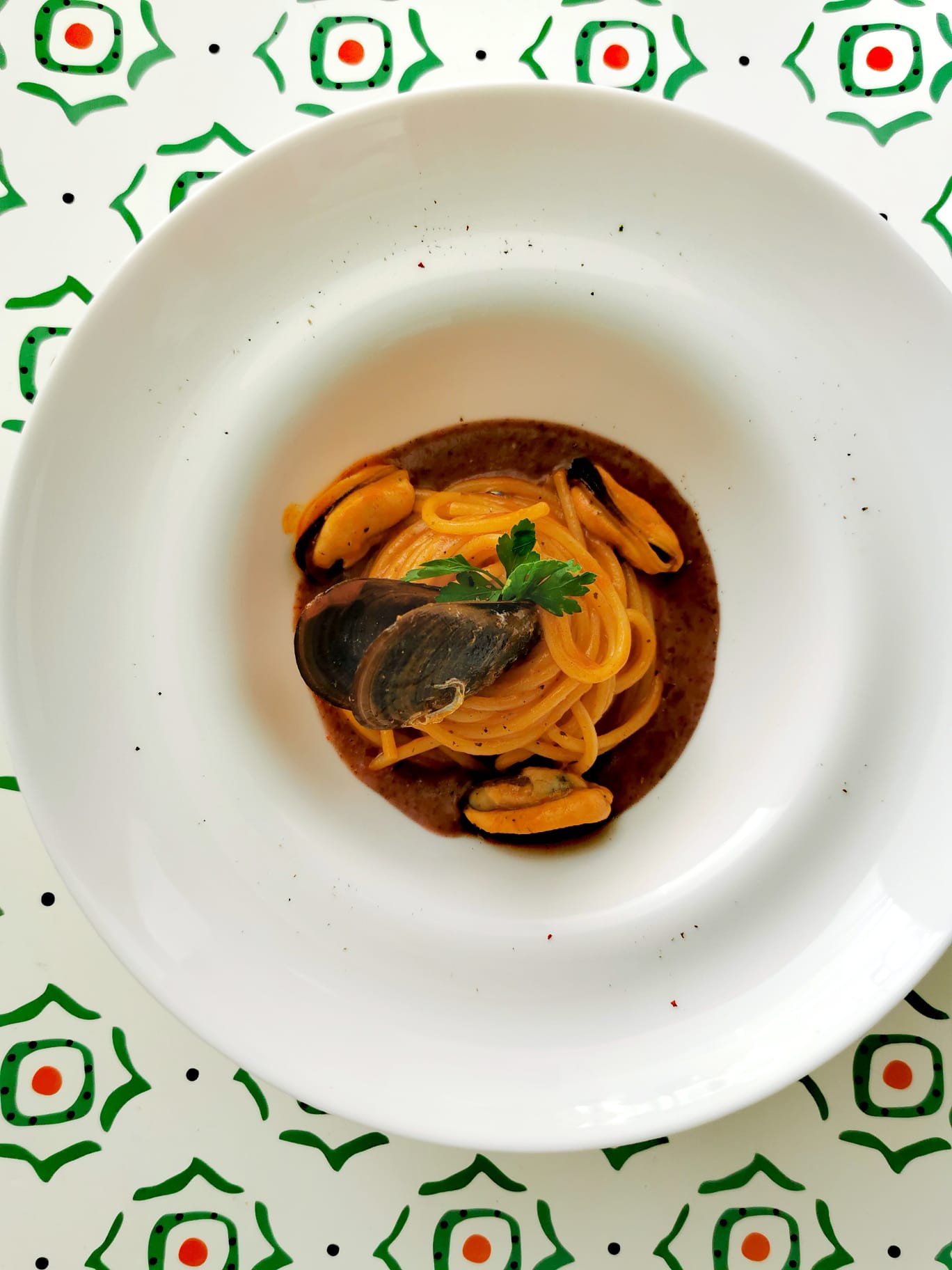 Spaghetti con crema de frijoles y mejillones